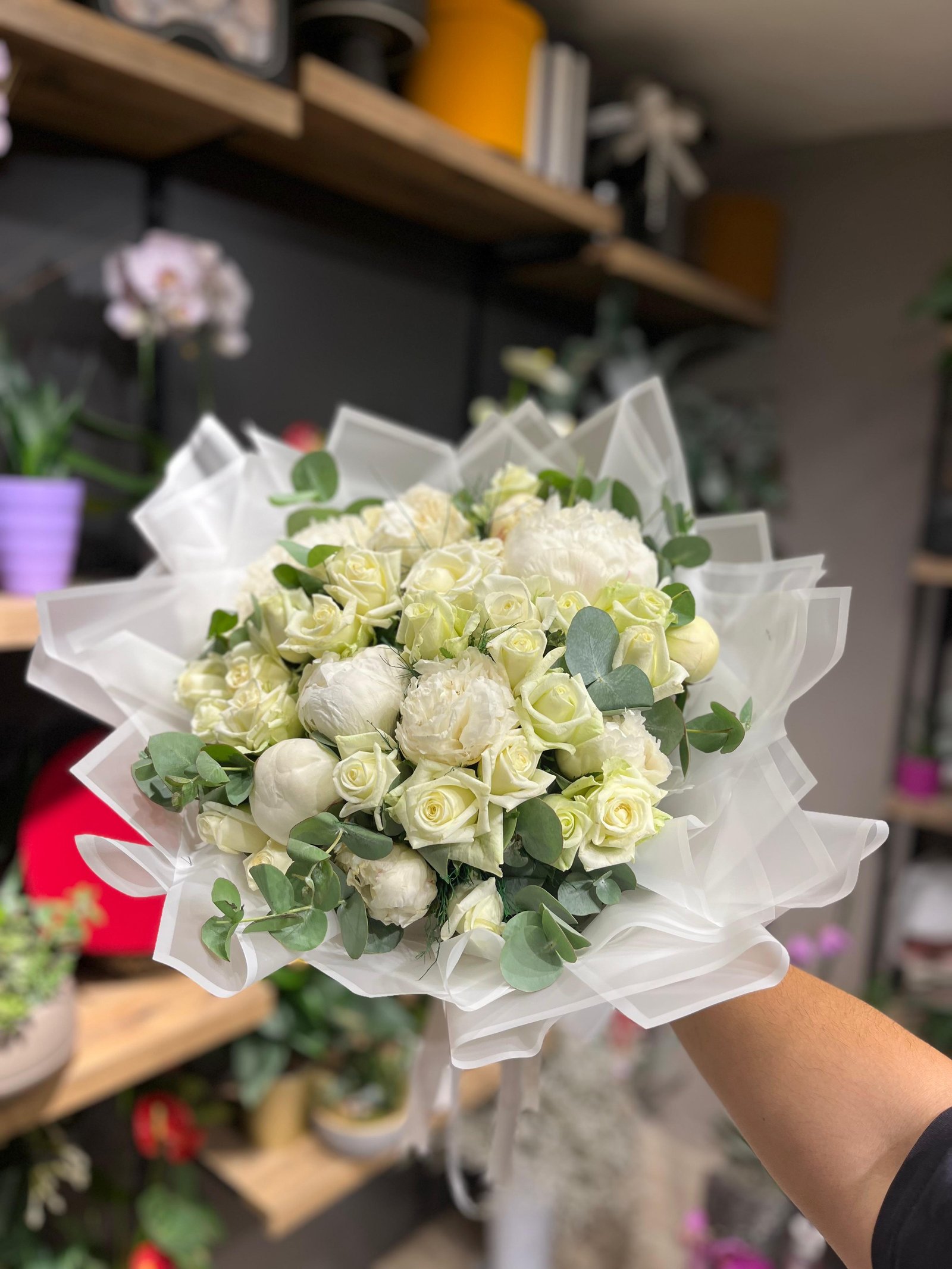 ŞAKAYIK VE BEYAZ GÜL BUKETİ