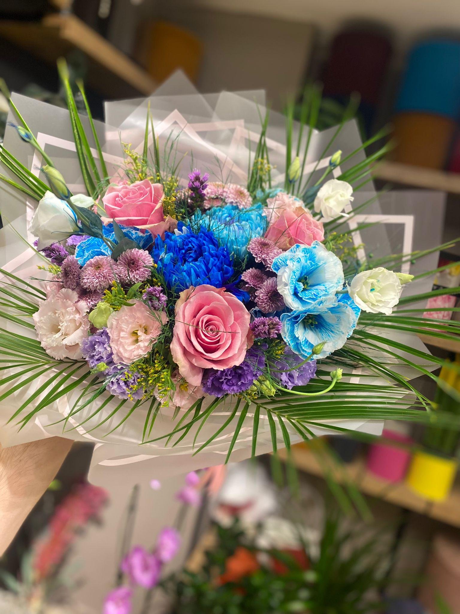 BUKETİN İÇİNDE MAVİ 